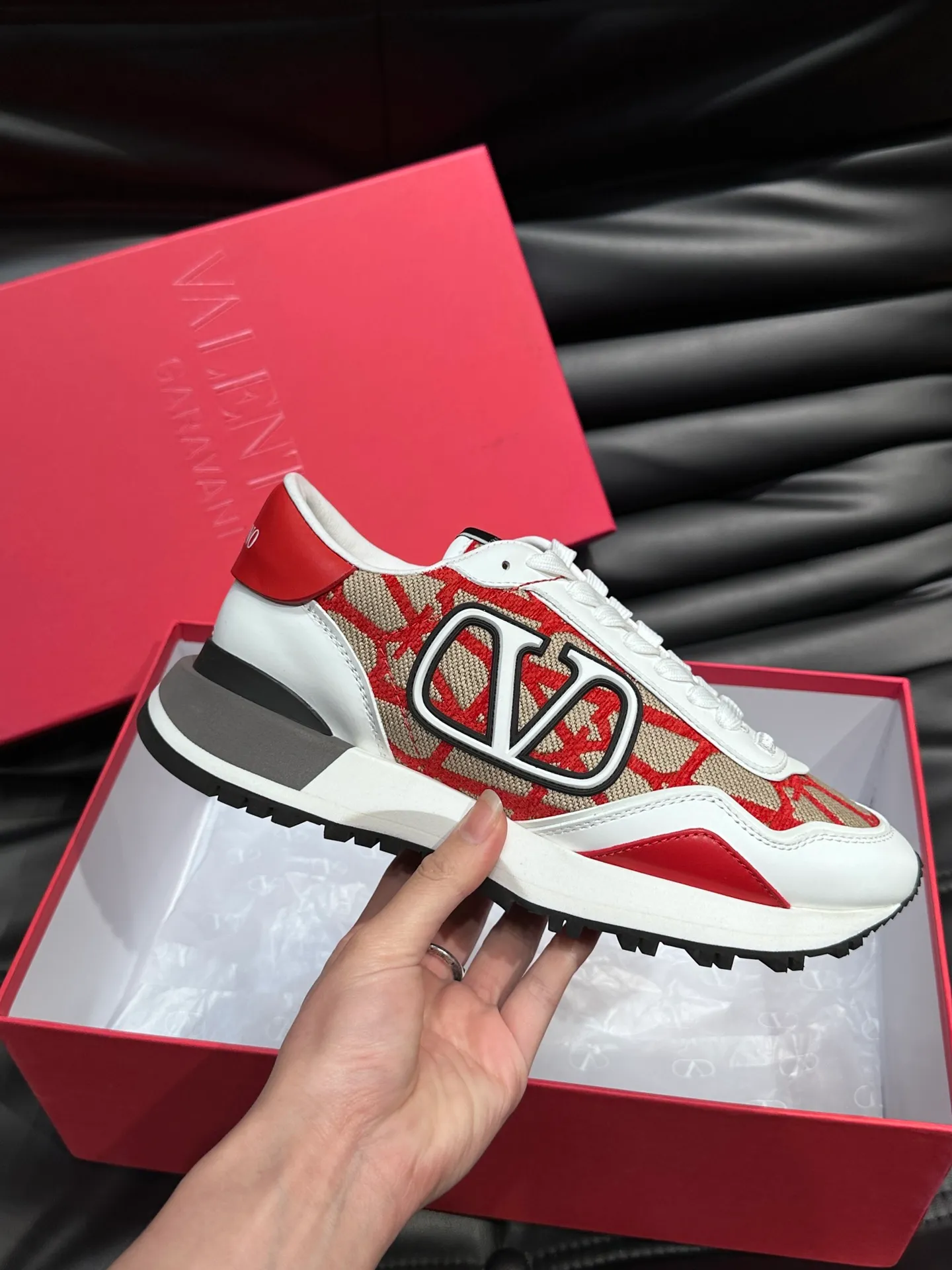 P540💰 Product trademark: VALENTINO "Valentino" Regular size: 38-44 [45 customized] Product materials: Warren men's casual sports shoes, made of multi-material splicing, calf leather stitched with suede cowhide, fabric mesh upper, fabric tongue decorated with brand badge, rubber rivet decorative details on the heel, rivet rubber outsole, non-slip, wear-resistant and shock-absorbing, pure cotton inner foot pad, comfortable and breathable, comes with original box packaging bag!
